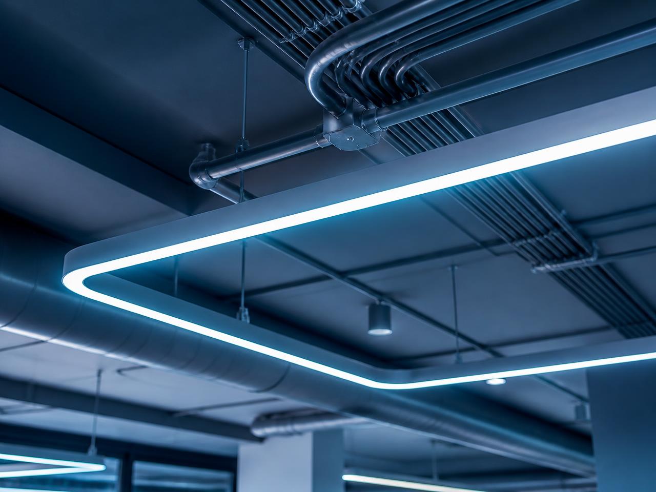 Instalação de iluminação e eletrodutos em ambiente comercial