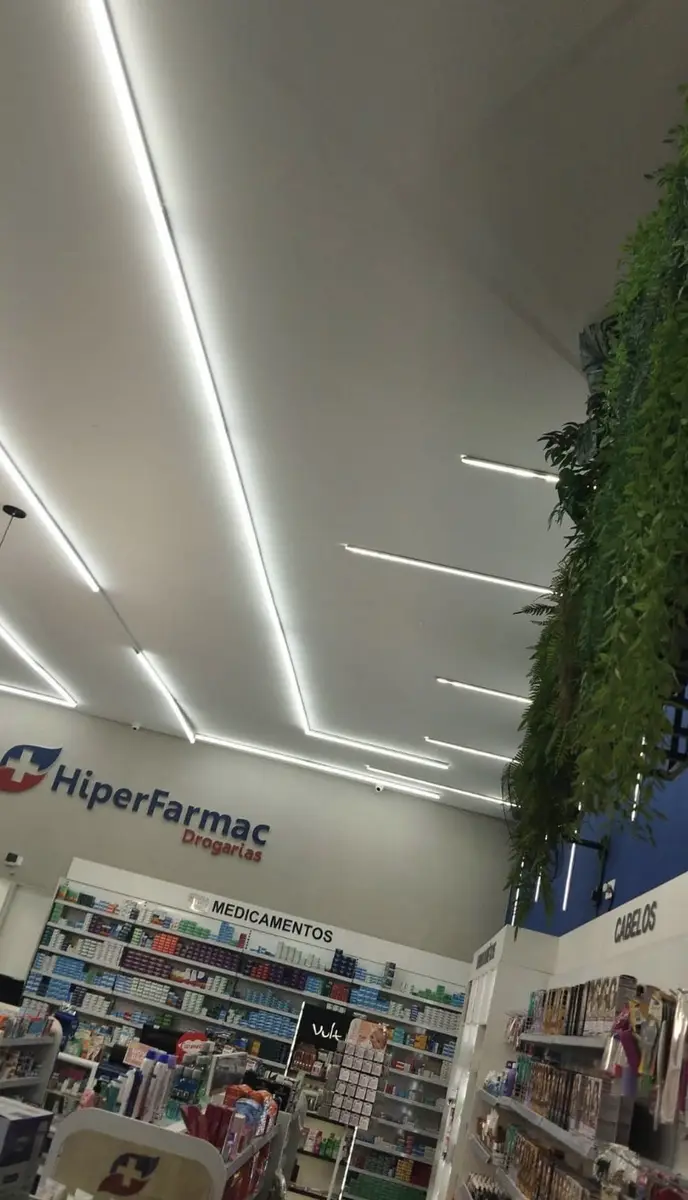 Instalação de iluminação linear em teto de drogaria — serviço comercial