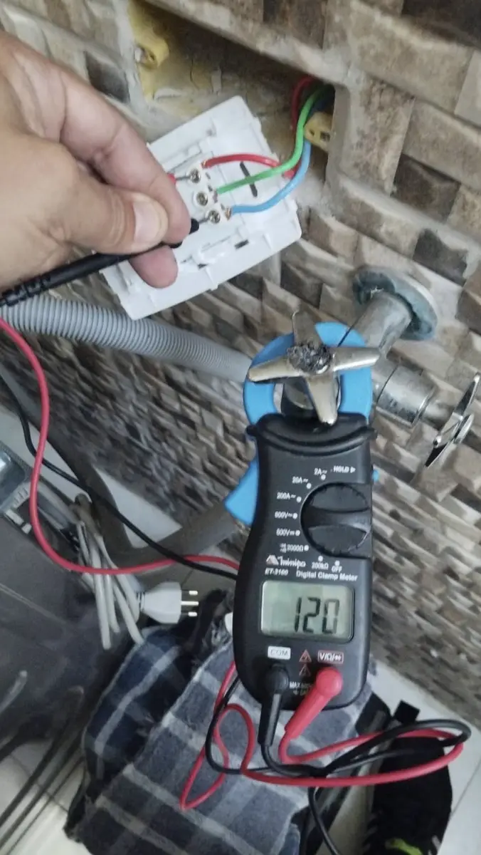 Medição de tensão em interruptor durante manutenção elétrica residencial