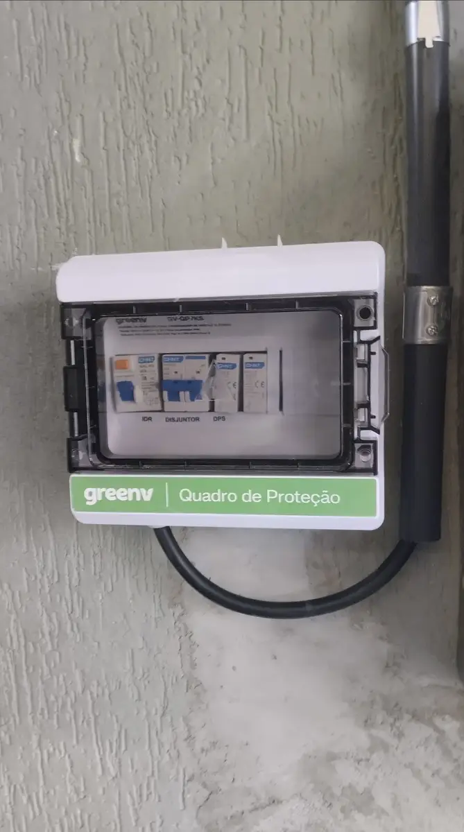 Quadro de proteção instalado com IDR, disjuntor e DPS