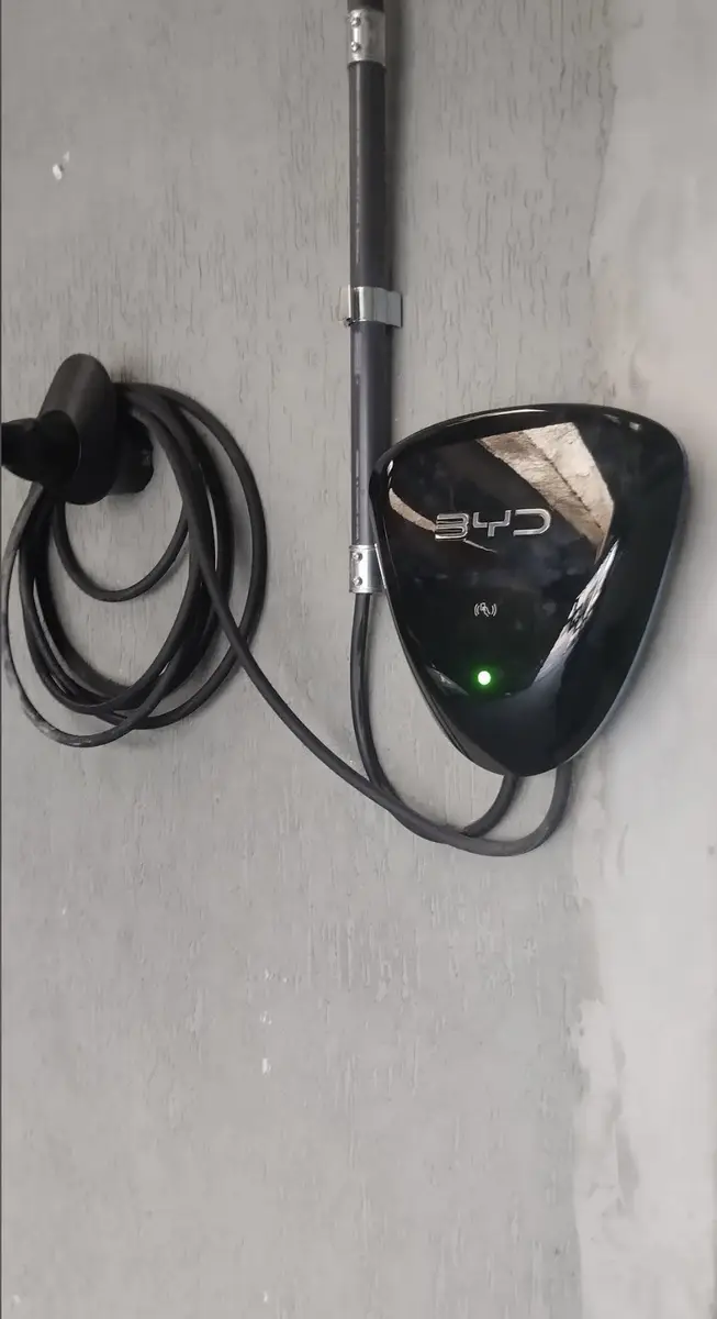 Carregador de veículo elétrico instalado em parede