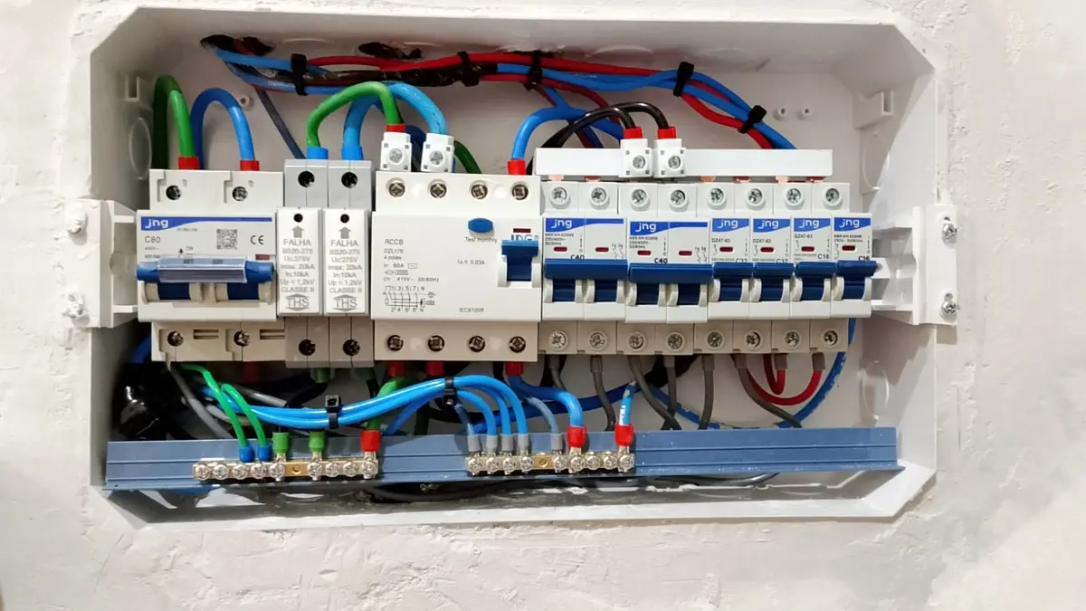 Quadro de distribuição com disjuntores e DPS organizado