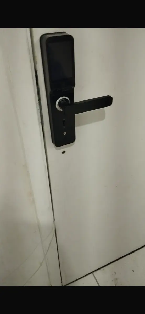 Fechadura eletrônica instalada em porta